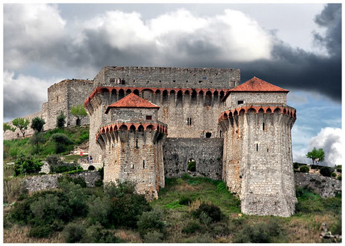 O Castelo de Ourm, de planta triangular,   formado por trs torres